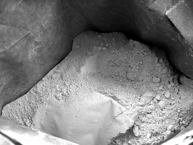 Öppen väska met gips